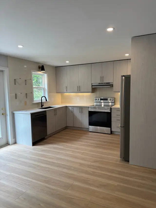 Ney renovated, Quiet BEDFORD Townhouse for Rent!