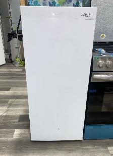 Upright Freezer -  Arctic King 7.1 Cu Ft ARU07B3AWW - White