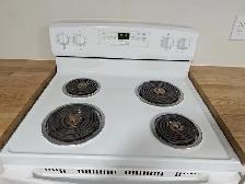 Stove, Frdige, Washer-Dryer in Excellent Condition - Photo 2