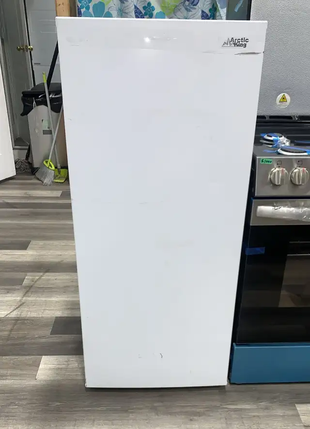 Upright Freezer -  Arctic King 7.1 Cu Ft ARU07B3AWW - White.