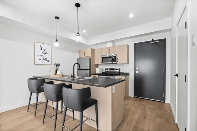 Spacious 2 Bedroom Apartment! With Fitness Centre!