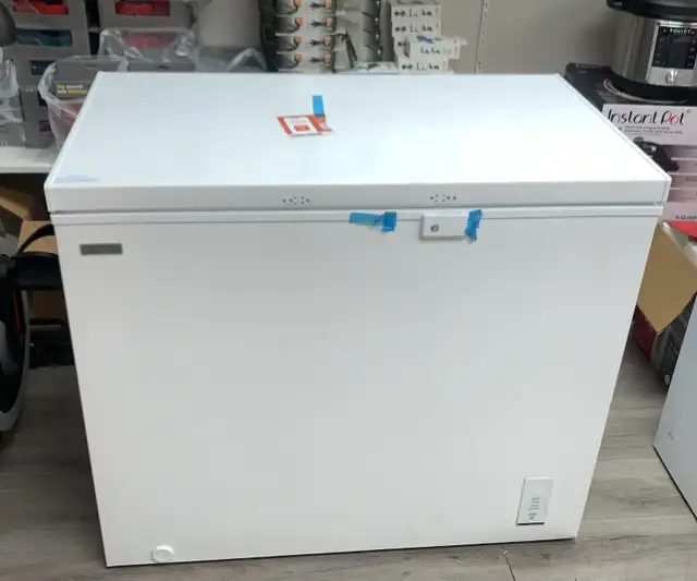 Chest Freezer - Vissani 8.8 Cu. Ft  MDCF9WH  - White Minor Dent