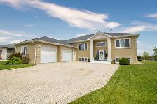 STUNNING, 6 bdrm, 3.5 bath Home in Steinbach w/ Guest Suite! - Photo 2
