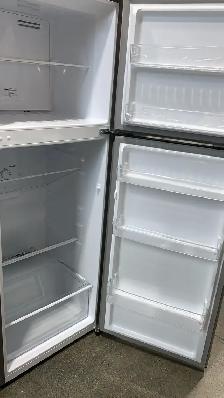 Fridge - 24' Hisense  10.7 Cu. Ft. - Top Freezer. - Photo 2