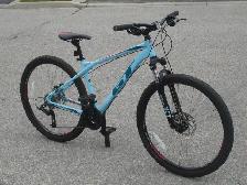 FEMALE'S 27.5' GT PRO SERIES 24 SPD, DISC BRAKES & SUSPENSION! - Photo 2