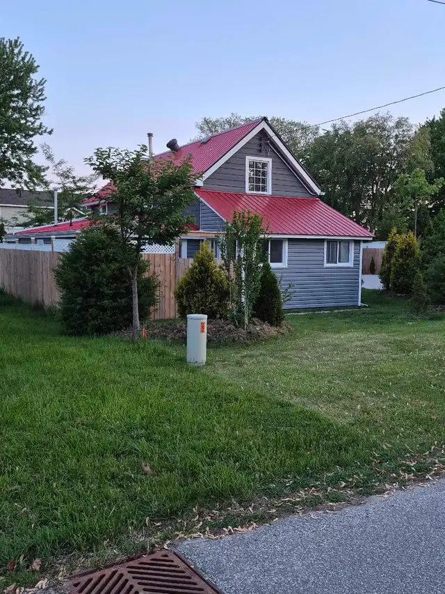 Kingsville 3 bedroom house  for sale 3 car garage also