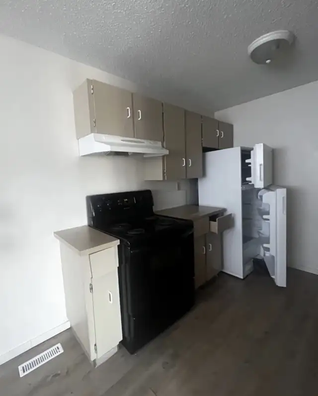 3BEDROOM 1 BATH 4PLEX IN GLENDALE AVAILABLE AUG 1
