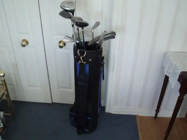 MEN'S R.H. GOLF CLUBS ( WITH TAYLORMADE DRIVER )