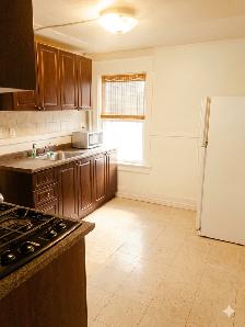 (DOWNTOWN) 2 Bedrooms Apartment, Spacious & Quiet! INCL. UTILITY - Photo 4