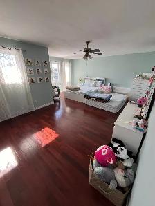 Shared Room in Master Bedroom with Washroom | Near Square One - Photo 2