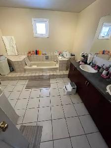 Shared Room in Master Bedroom with Washroom | Near Square One - Photo 4