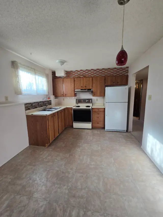 INGLEWOOD 2 BEDROOM LOWER SUITE LARGE WINDOWS