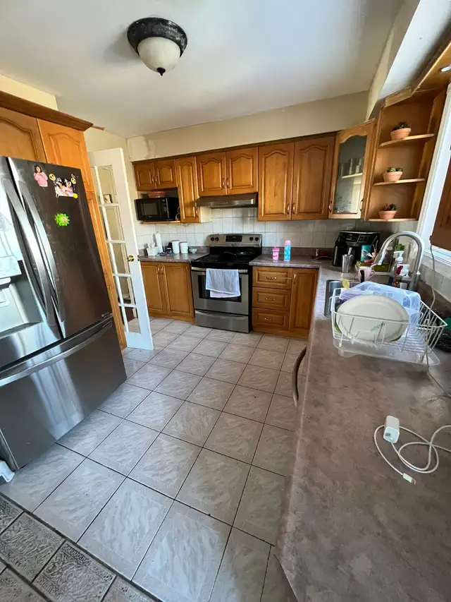 SHARED ROOM IN MASTER BEDROOM WITH WASHROOM , NEAR SQUARE ONE