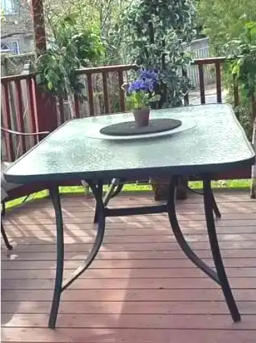 Krinkled glass patio table in great shape.