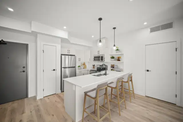 LUXURY 3 Bedroom Apartment! With Fitness Centre!