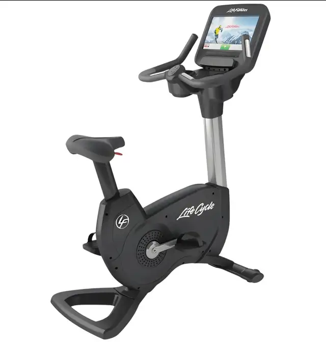 LIFE FITNESS DISCOVER SE 95C ELEVATION UPRIGHT BIKE