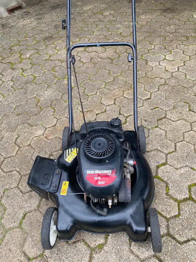 tondeuse à essence Yard Machines 3.8 forces