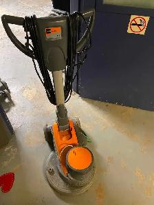 2 monobrosse , 1 auto laveuse
