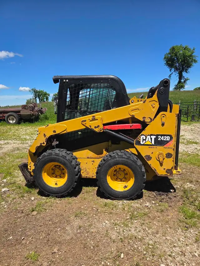 CAT 242D SKIDSTEER