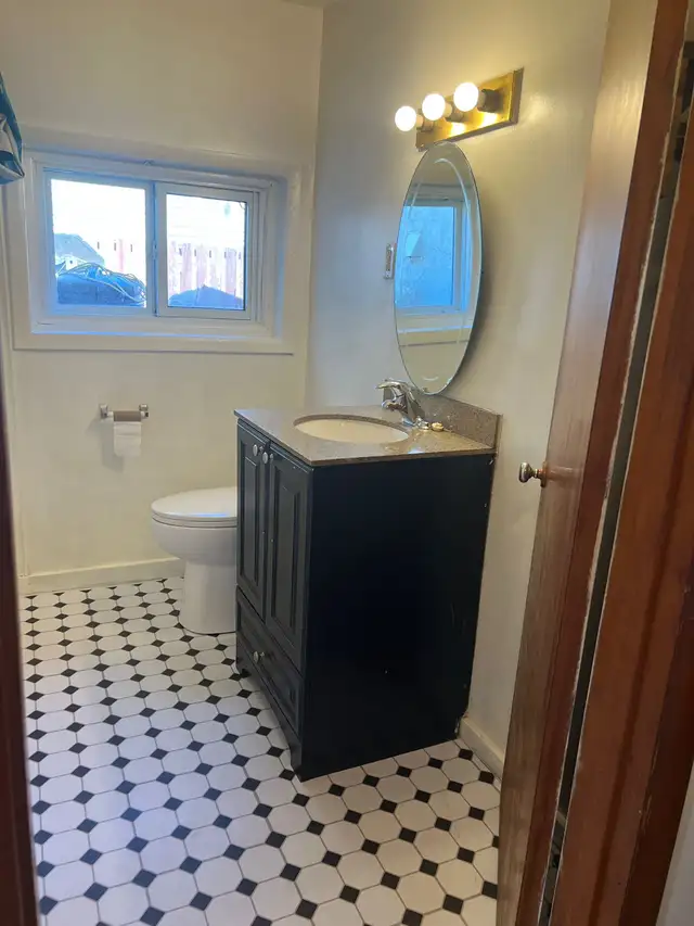 2 Bedroom Apartment (Duplex) in Trenton, Available Immediately!
