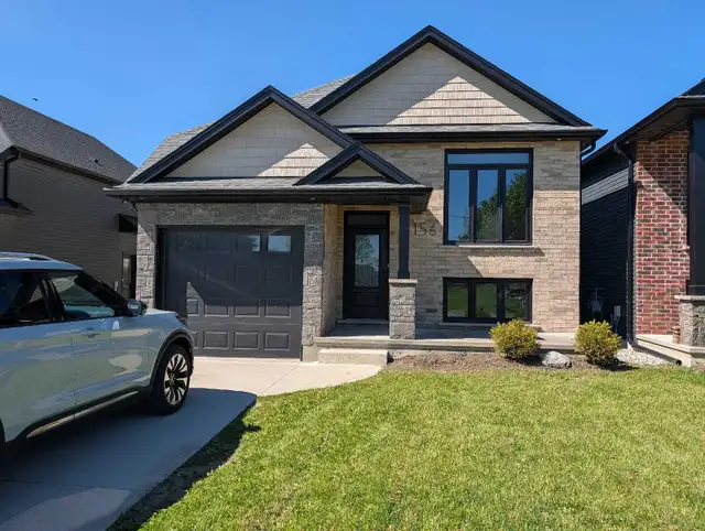 Upper unit with garage in Strathroy
