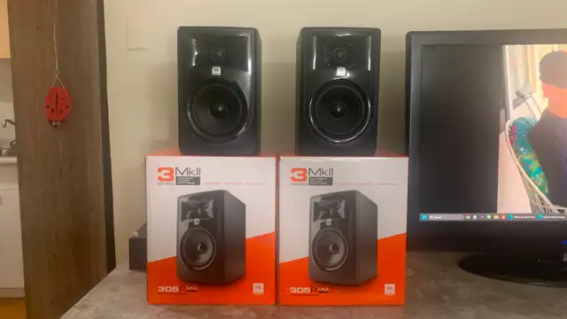 JBL 305P MkII Powered Studio Monitors