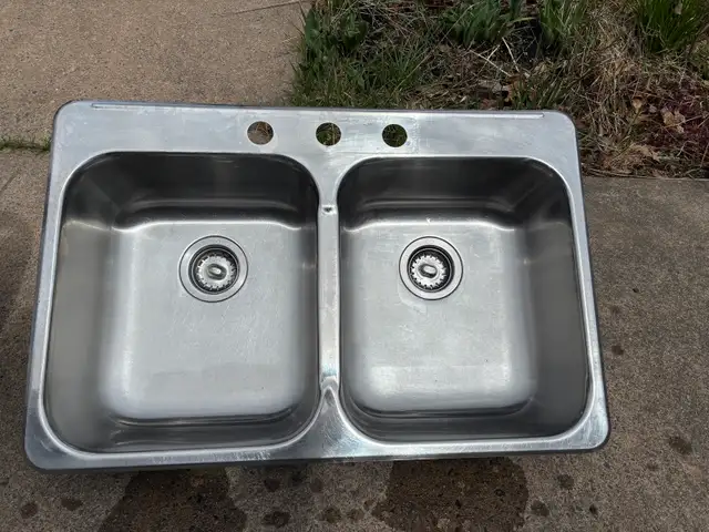 The stainless steel sinks