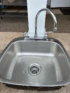 The stainless steel sinks - Photo 2