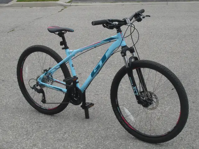 ALMOST NEW 27.5' GT PRO SERIES 24 SPD, DISC BRAKES & SUSPENSION!