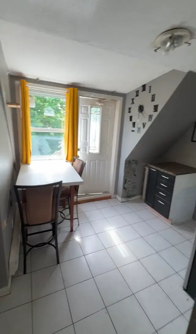 3rd Floor Studio - All Inclusive - Lakeshore & Islington