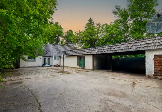 2253sqft 3bdrm bungalow situated on a 0.5acre riverfront lot!