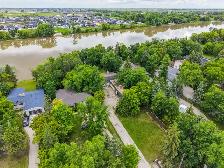 2253sqft 3bdrm bungalow situated on a 0.5acre riverfront lot! - Photo 10