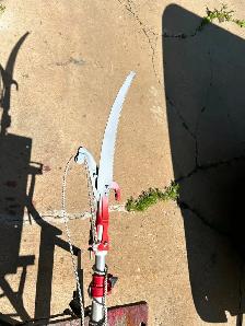 ONE MANUAL EXTENDABLE TREE TRIMER SAW