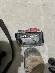 Milwaukee 12 Amp $ 5 Amp battery - Photo 2