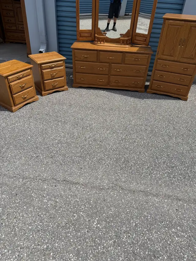 NICE OAK BEDROOM SET