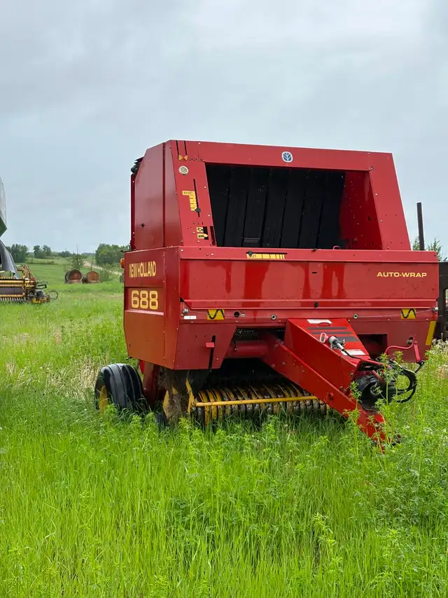 New Holland 688 Round Baler