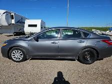 2017 Nissan Altima - Photo 2