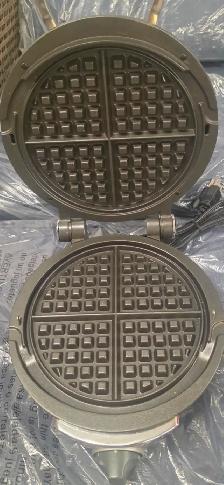 All-Clad 99012GT Stainless Steel Classic Round Waffle Maker - Photo 2