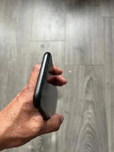 iPhone XR 64gb 98% battery health - Photo 4