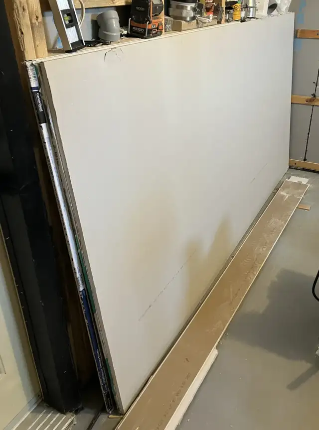 une feulle de gypes 5/8'  4x8