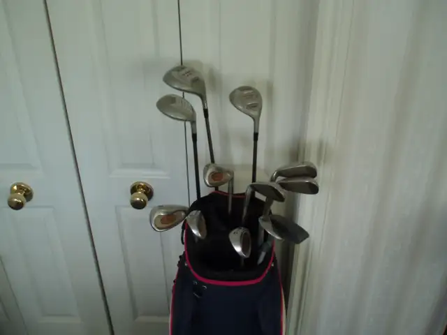 WOMEN'S R.H. GOLF CLUBS  ( WITH NEW BAG )