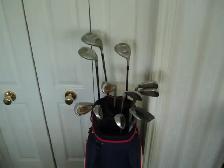 WOMEN'S R.H. GOLF CLUBS  ( WITH NEW BAG )