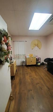 Office space for rent perfect area for Counsellor or RMT. - Photo 4