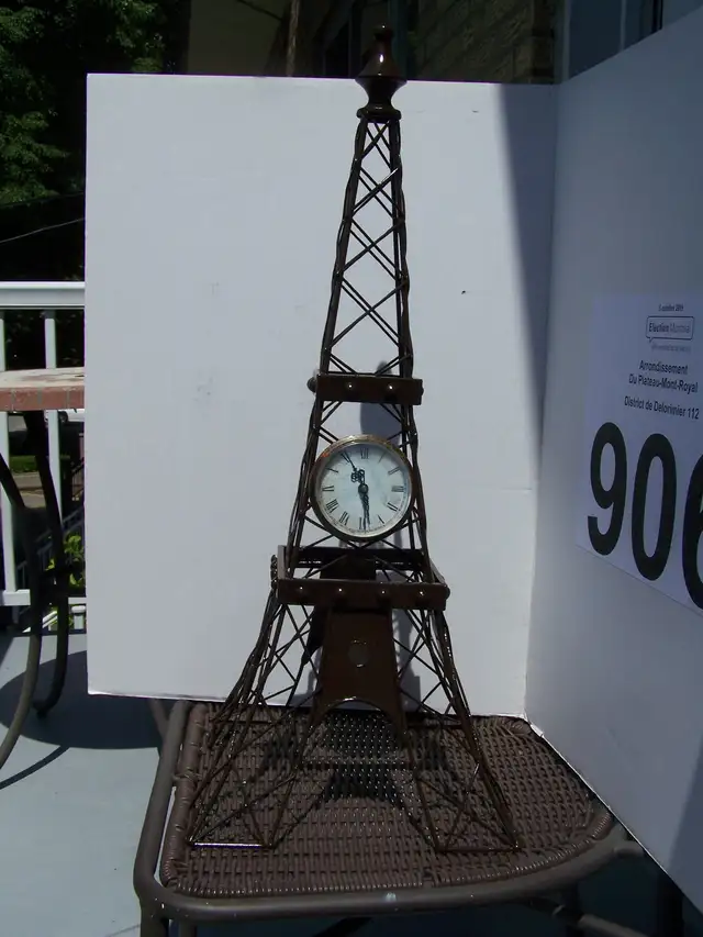 HORLOGE TOUR EIFFEL 25' X 10' RÉNOVÉ À NEUF-EIFFEL TOWER CLOCK