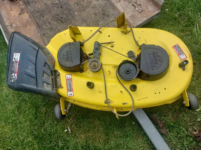 JOHN DEERE 42 INCH EDGE  MOWER DECK 3 YRS OLD