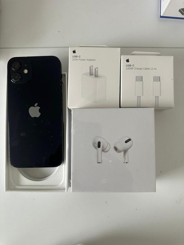 iPhone 12 64GB Airpods/Fast Charger/Delivery