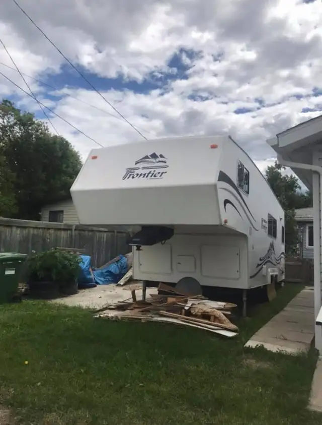 2005 Frontier 5th wheel
