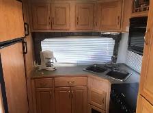 2005 Frontier 5th wheel - Photo 2