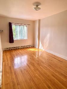 metro near 5 1/2 room St Laurent duplex - Photo 3