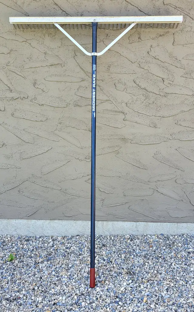 RAKE - EXTRA LARGE LANDSCAPE RAKE IN EXCELLENT CONDITION